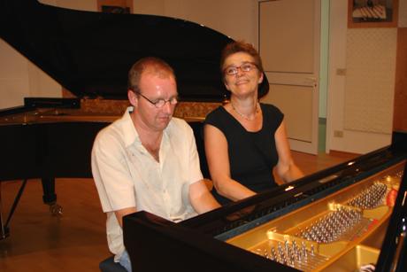 Søren og Anne med flygel