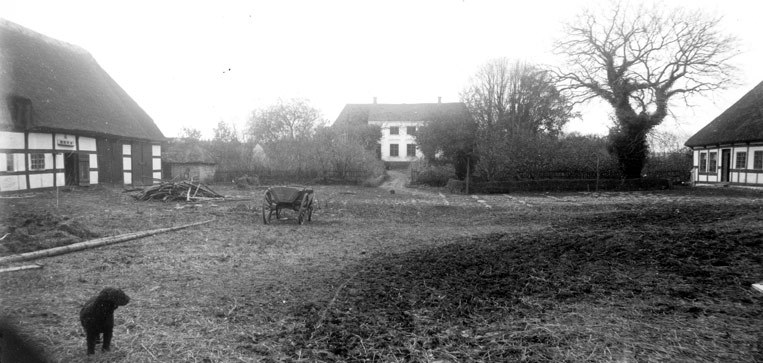 Gårdspladsen i gamle dage