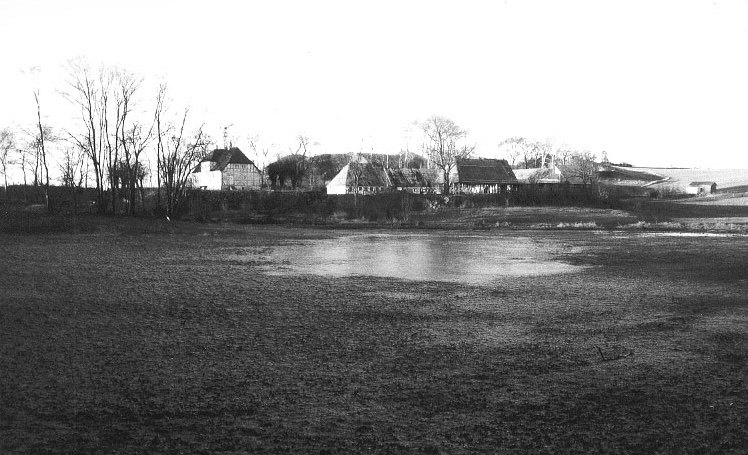 Søbygaard i fortiden uden vand i voldgraven