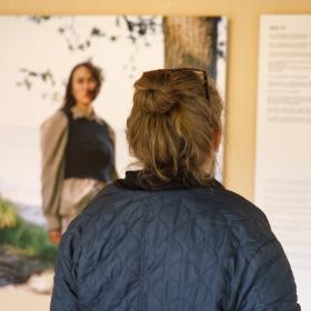 Kvinde besøger udstillingen Ærø Arkivet på Søbygaard